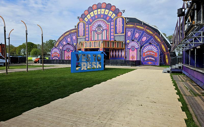 Paaspop 2025 houten vlondervloer paden