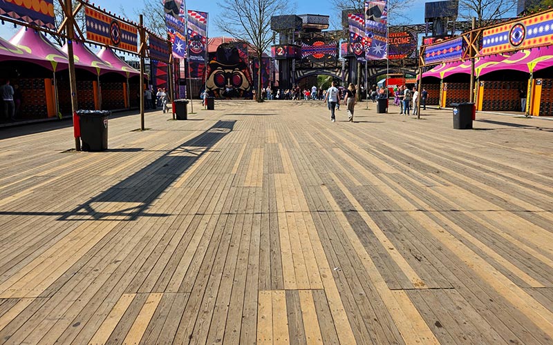 Paaspop 2025 houten vloer kluisjes