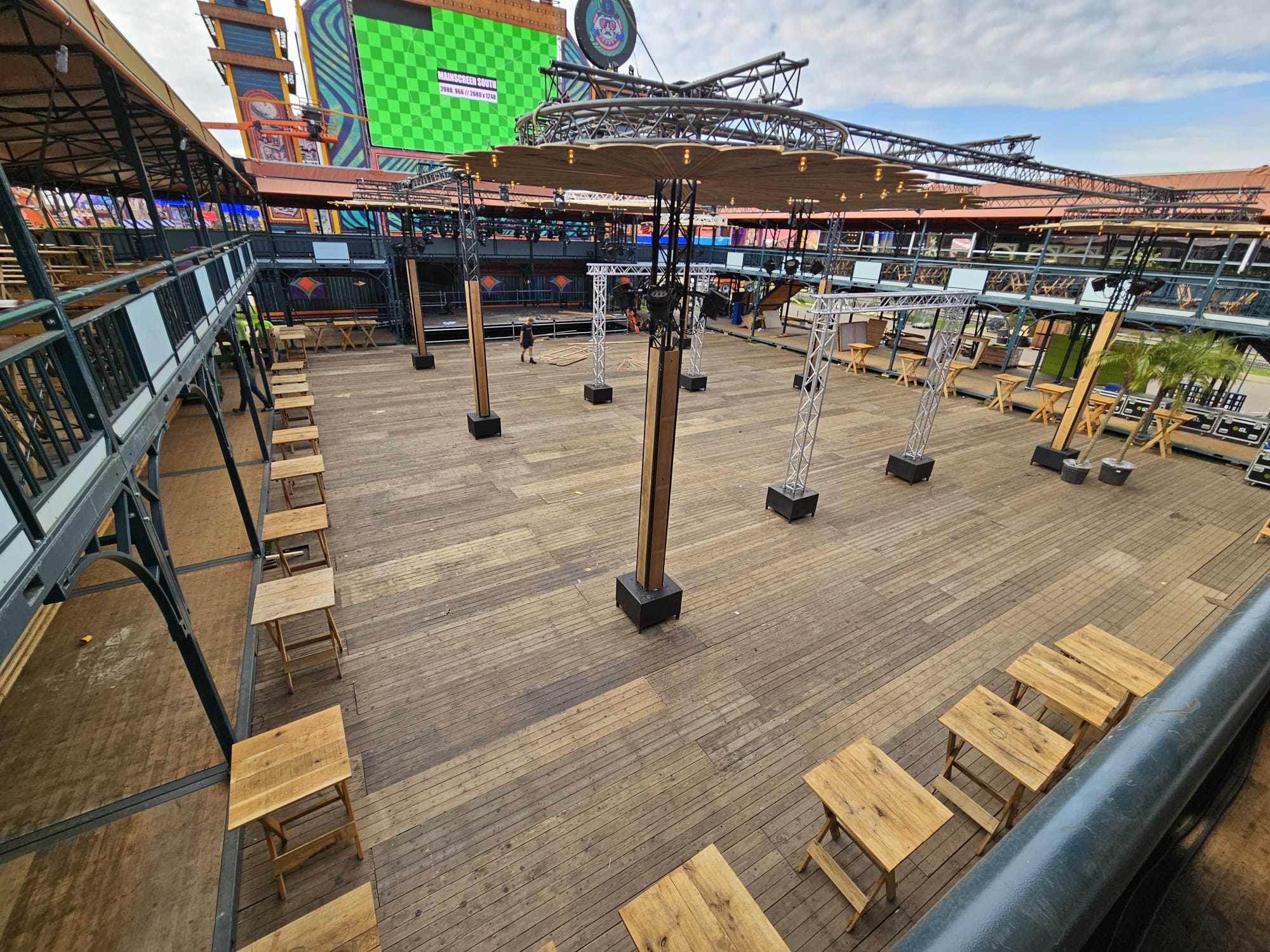 Paaspop 2025 houten vloer kluisjes